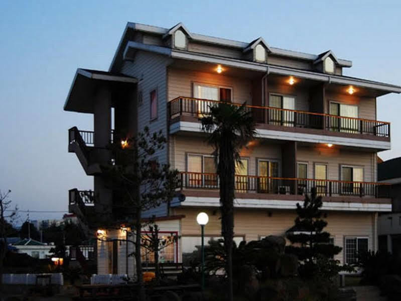 Dg Beach Pension Jeju Exterior photo